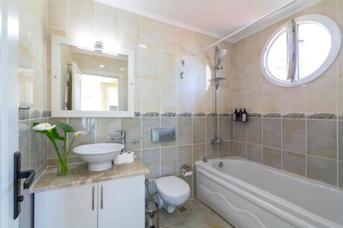 La salle de bains est pourvue d'une baignoire, de toilettes et d'un lavabo. dans l'établissement Sofia Ada, à Fethiye
