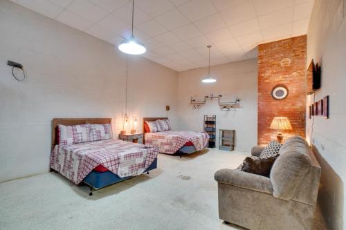 ein Wohnzimmer mit einem Sofa, einem Bett und einem Sofa in der Unterkunft Briceville Apt with Mountain Views ATVs Welcome! 