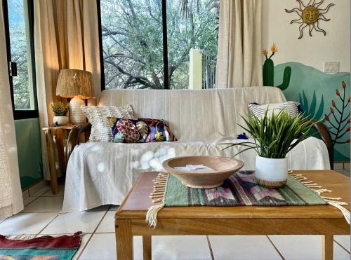 ein Wohnzimmer mit Couch und Tisch in der Unterkunft El Nido - Paradise in Cabo Pulmo! villa in Cabo Pulmo