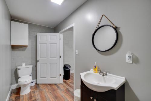 ein Badezimmer mit einem Waschbecken, einem WC und einem Spiegel in der Unterkunft Pet-Friendly Briceville Studio with Mountain Views! 