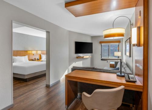 Кровать или кровати в номере Hyatt Place Phoenix Chandler - Fashion Center