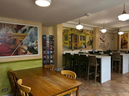 Gogartys Temple Bar Hostel في دبلن: مطعم بطاولة وكراسي وبار