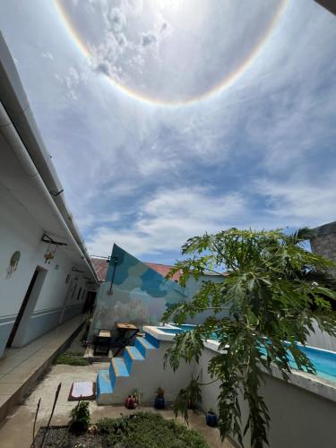 um arco-íris no céu acima de uma casa em The Wabi Sabi em León