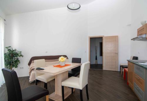 eine Küche und ein Esszimmer mit einem Tisch und Stühlen in der Unterkunft Cape Kamenjak Apartments in Premantura in Premantura
