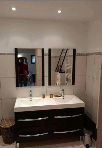 une salle de bain avec un lavabo et un miroir dans l'établissement Villa la CROIX VALMER vue panoramique avec piscine, à La Croix-Valmer