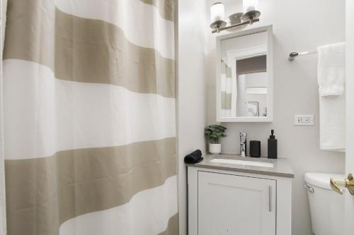 łazienka z zasłoną prysznicową i umywalką w obiekcie Well-Equipped 1BR Apt in Hyde Park - Harper 404 w Chicago
