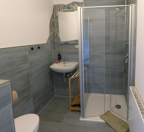 a bathroom with a shower and a sink at Naturgarten Karlsfeld in der schönen Lausitz in Welzow