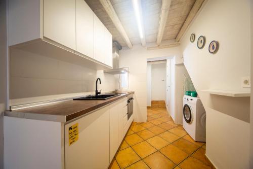 cocina con fregadero y encimera en Apartamentos Indalo a los pies del Albaicín, en Granada