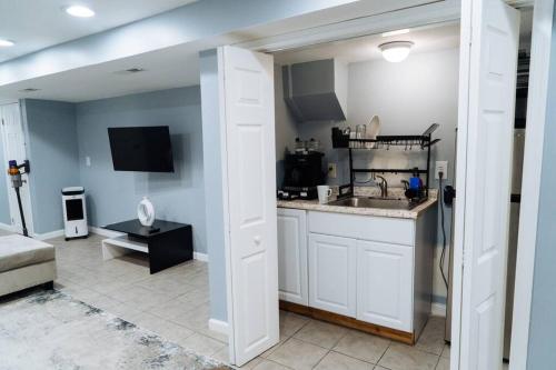uma cozinha com um lavatório e uma bancada em King Bed/ apartment/Free St Parking/ Quiet em Filadélfia