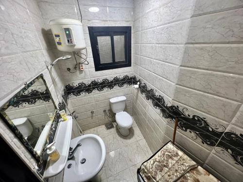 Jessy`s Hotel في القاهرة: حمام مع حوض ومرحاض ومرآة
