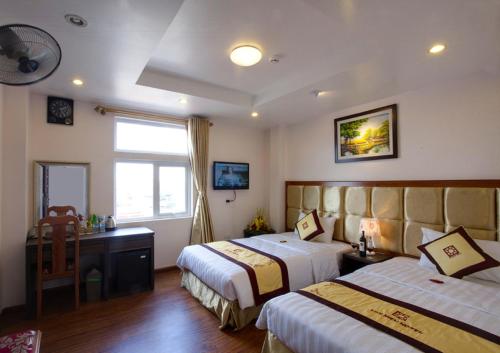 Postel nebo postele na pokoji v ubytování Van Mieu 2 Hotel