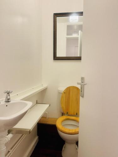 Łazienka z drewnianą toaletą i umywalką w obiekcie Newly Renovated 2BR Apartment in the heart of London w Londynie