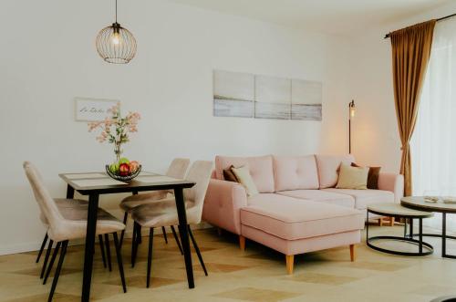 uma sala de estar com um sofá e uma mesa em La Dolce Vita Apartment Trogir em Trogir