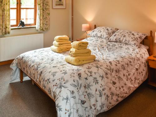 ein Schlafzimmer mit einem Bett mit Handtüchern darauf in der Unterkunft The Roost in Holme next the Sea