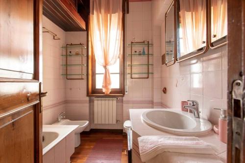 uma casa de banho com uma banheira, um lavatório e uma banheira. em La Casa di Lana em Pescara