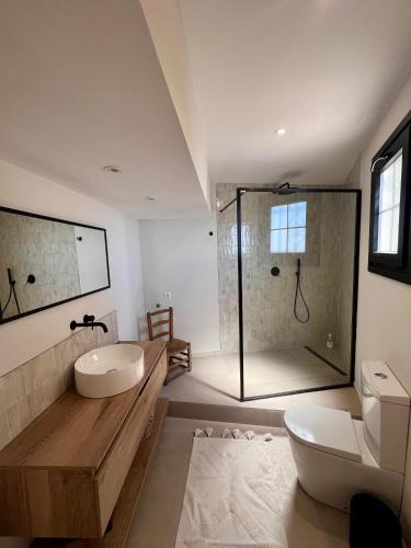Bilik mandi di Renovated cinema town house in Comares