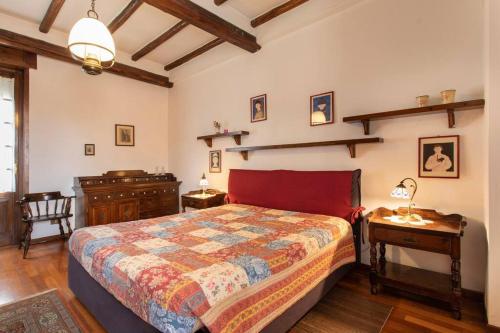 um quarto com uma cama, uma cómoda e uma mesa em La Casa di Lana em Pescara