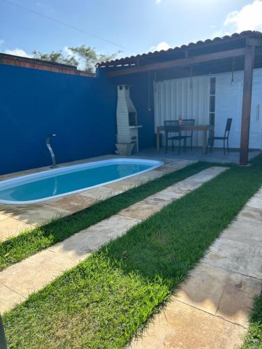 - une piscine dans une cour à côté d'une maison dans l'établissement Tiny Lagoa, à Jericoacoara