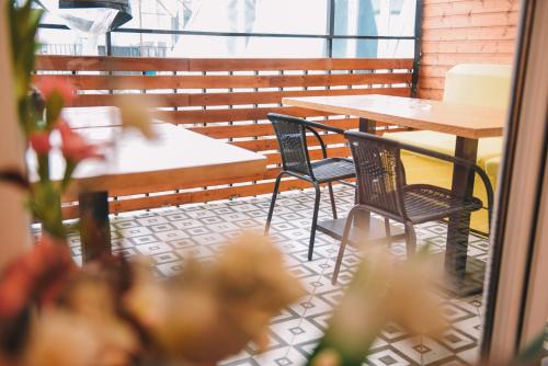 Una mesa y sillas en una habitación con una mesa. en Rooftop Grey Apartment at Rustaveli Avenue, en Tiflis
