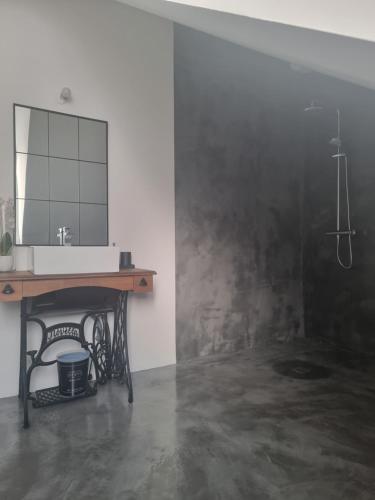 ein Badezimmer mit einem Waschbecken und einem Spiegel an der Wand in der Unterkunft Échappée belle en baie de Somme in Saint-Quentin-Lamotte-Croix-au-Bailly