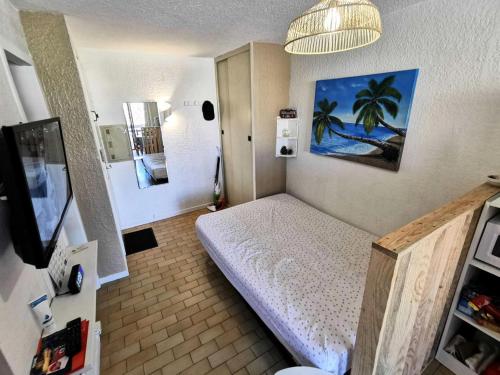 une petite chambre avec un lit dans une pièce dans l'établissement Résidence Les Arenes - STUDIO 4 PERSONNES 4 couchages PORT LEUCATE MAE-7051, à Leucate