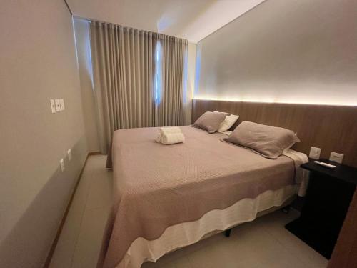 Apto moderno com vista para o mar da Jatiúca في ماسيو: غرفة نوم بسرير كبير عليها وسادتين