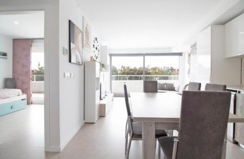 a kitchen and dining room with a table and chairs at Espectacular apartamento en Gran cannet in Canet de Berenguer