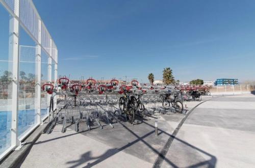 a group of bikes parked next to a building at Espectacular apartamento en Gran cannet in Canet de Berenguer