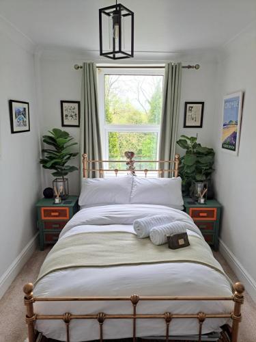 The cosy nook في بارنستابل: غرفة نوم بسرير كبير مع نافذة