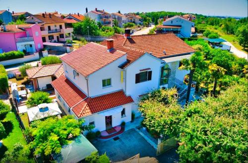 - une vue sur une maison blanche dotée d'un toit rouge dans l'établissement Palmira Apartments, à Poreč