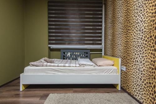 Ένα ή περισσότερα κρεβάτια σε δωμάτιο στο SkopjeLUX Apartments