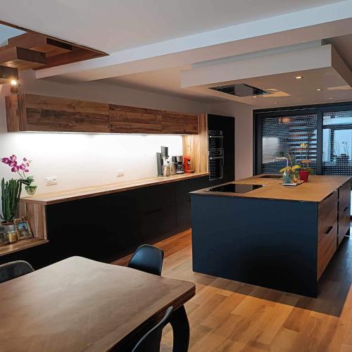 une cuisine avec un grand îlot au milieu dans l'établissement LA GRANGE DU REVAL, à Vincey