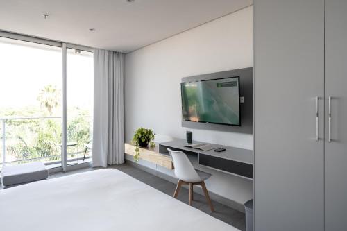 Una televisión o centro de entretenimiento en ZT Coliving and Hotel