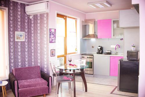 ブルガスにあるStudio Violetの小さなキッチン(テーブル、紫色の椅子付)