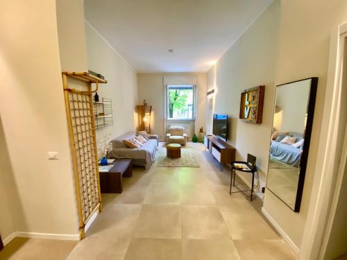 um corredor com uma sala de estar com um sofá em Como city apartment Giulio Cesare-private parking em Como