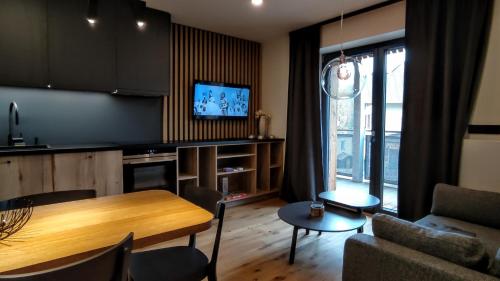 Moderní rodinný 3KK apartmán D8 v centru Harrachova s výhledem na skokanské můstky - by Relax Harrachov