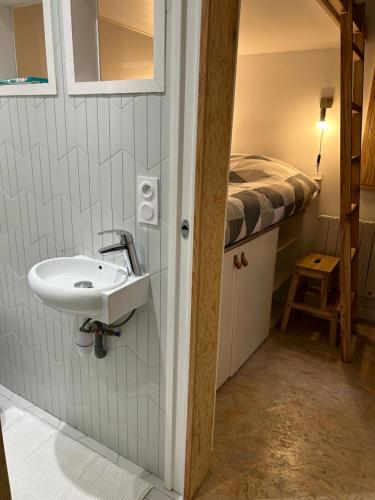 a bathroom with a sink and a bed at Au coeur de Bordeaux in Bordeaux