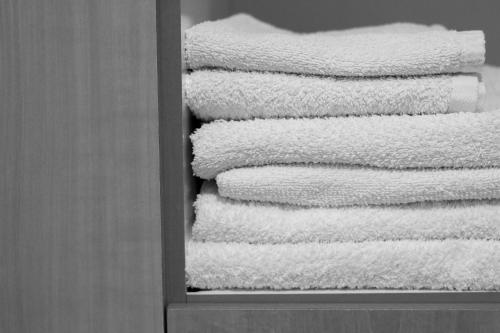 una pila de toallas blancas en un armario en Sea, en Adelianos Kampos
