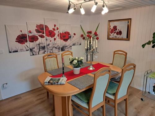 a dining room with a wooden table and chairs at Lianes Feriendomizil Fewo in Niedernjesa - Friedland in Friedland