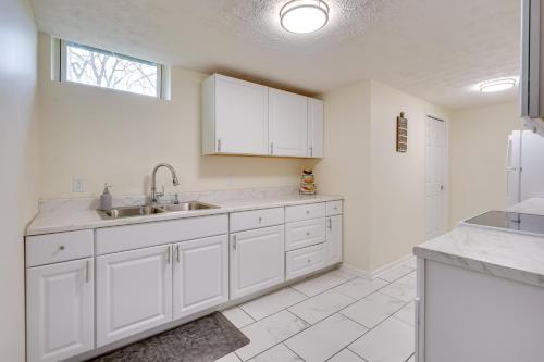 eine Küche mit weißen Schränken und einem Waschbecken in der Unterkunft Pet-Friendly Zanesville Haven with Game Room! in Zanesville