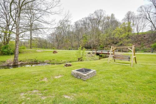 Κήπος έξω από το Pet-Friendly Zanesville Haven with Game Room!