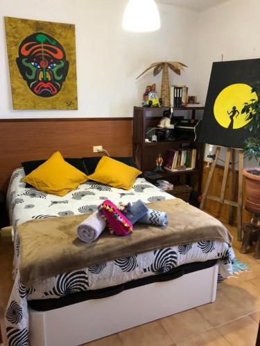 - une chambre avec un lit et des serviettes dans l'établissement Nankurunaisa, à Vigo