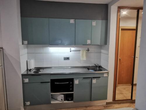 Η κουζίνα ή μικρή κουζίνα στο NEW NUEVO BRAND NEW A ESTRENAR LUXURY DE LUJO APARTAMENTO APARTHOTEL SALOU 12 months open! 12 meses abierto!