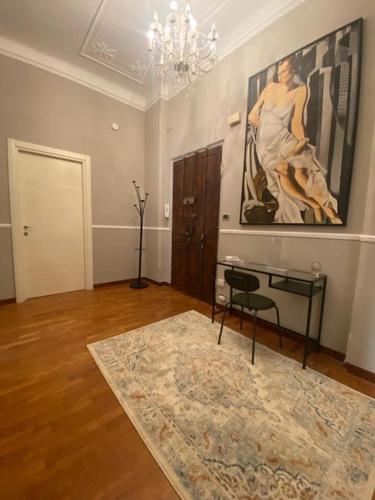 ein Wohnzimmer mit einem Teppich und einem Gemälde an der Wand in der Unterkunft Genova Sestri Ponente GOA in Genua