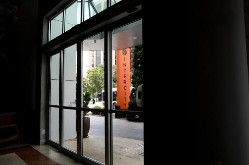 聖保羅的住宿－Intercity São Paulo Ibirapuera，开放式玻璃门,眺望街道
