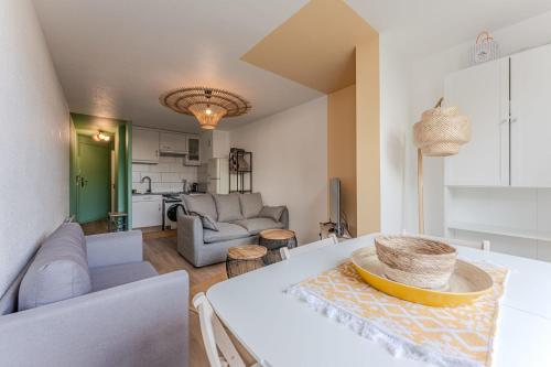 un salon avec une table et un canapé dans l'établissement Appartement Chanzy - Welkeys, à Arcachon