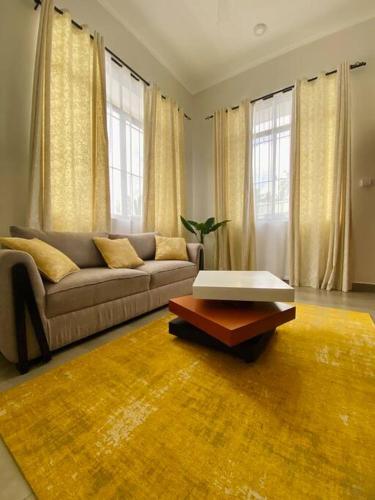 uma sala de estar com um sofá e uma mesa de centro em Honeycomb em Ukonga