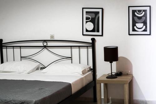 1 dormitorio con 1 cama y 2 cuadros en la pared en Blue Sea Apartment, en Adelianos Kampos