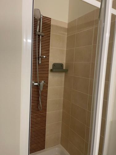 La salle de bains est pourvue d'une douche, d'une baignoire et d'un lavabo. dans l'établissement Appartement au cœur du centre ville de Carcassonne, à Carcassonne