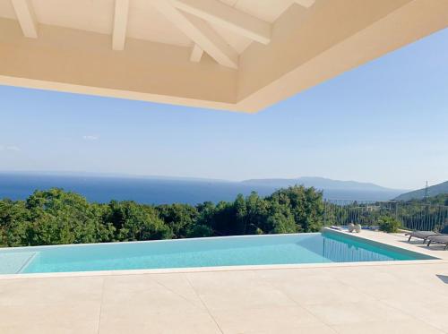 einen Pool in einer Villa mit Aussicht in der Unterkunft Villa Maritima-Meerblick-Infinity Pool-Luxus-Relax in Poljane
